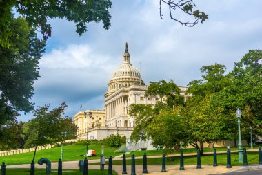 Bulutlu mavi gökyüzünün altında Birleşik Devletler Kongre Binası. Washington D.C., ABD