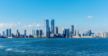 Manhattan 'daki gökdelenler sudan görünüyor. New York, ABD