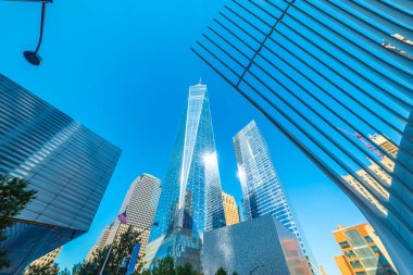 Aşağı Manhattan 'daki modern gökdelenler mavi gökyüzünün altında. New York City, ABD