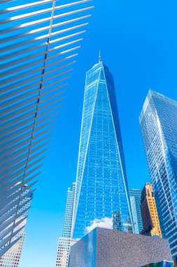 Güneşli bir sabahta Aşağı Manhattan 'daki ünlü gökdelenler. New York City, ABD
