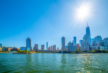 Manhattan silueti Hudson Nehri 'nden parlayan güneşin altında görüldü. New York City, ABD