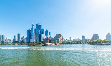 Güneşli bir sabahta Hudson Nehri 'nin ortasından gökdelenler görüldü. New York City, ABD