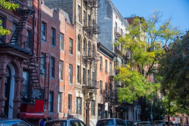 Güneşli bir sabahta Greenwich Village 'da resimli cepheler. New York City, ABD