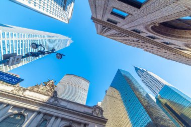Manhattan 'daki gökdelenler mavi gökyüzünün altında. New York, ABD