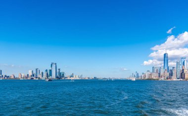 Güneşli bir sabahta Hudson Nehri 'nden Manhattan gökdelenleri görüldü. New York City, ABD