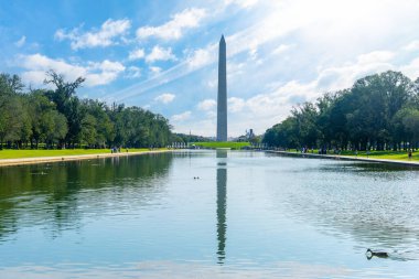 Washington Anıtı Lincoln Anıt Yansıtma Havuzu 'ndan görüldü. Washington DC, ABD