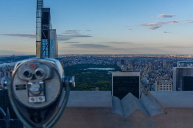 Central Park ve Manhattan 'ın üst kısımları ön planda teleskopla gökdelenden görünüyor. New York City, ABD