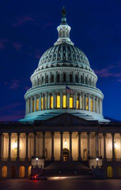Gece mavi gökyüzünün altında Birleşik Devletler Kongre Binası Kubbesi. Washington DC, ABD
