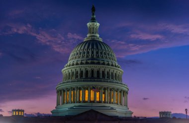 Gün batımında mavi ve mor gökyüzü altında Birleşik Devletler Kongre Binası Kubbesi. Washington DC, ABD