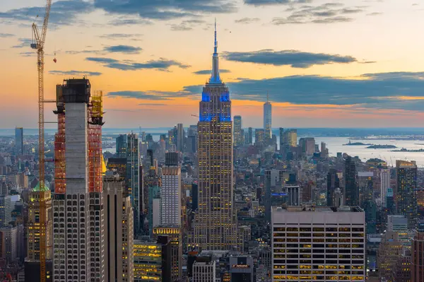 Günbatımında ana konu Empire State Binası 'nın olduğu New York silueti. New York, ABD