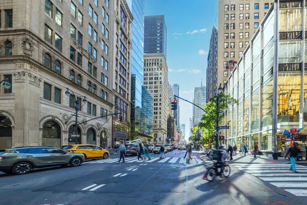 Güneşli bir sabahta Manhattan 'ın göbeğinde kavşak. New York, ABD