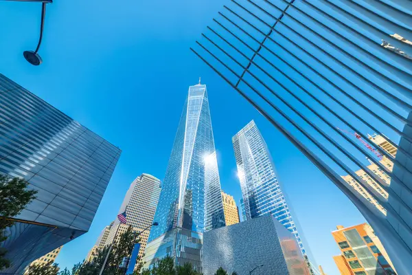 Aşağı Manhattan 'daki modern gökdelenler mavi gökyüzünün altında. New York City, ABD