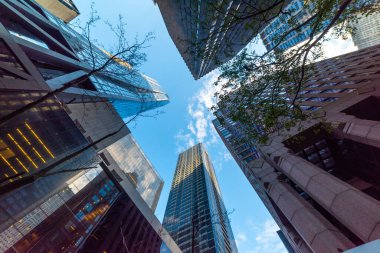 Manhattan 'da 5. caddenin aşağısından görünen uzun gökdelenler. New York City, ABD