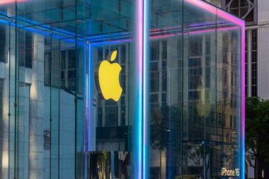 New York, ABD - 07 Ekim 2024: Manhattan 'daki 5h Avenue' deki Apple Store