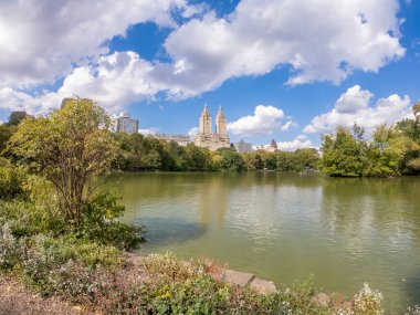 Sonbaharda Central Park Gölü üzerindeki bulutlar. New York, ABD