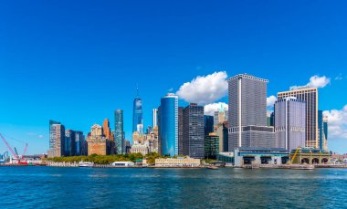 Aşağı Manhattan 'daki gökdelenler güneşli bir sabahta Hudson Nehri' nden görüldü. New York City, ABD