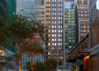 Manhattan 'ın göbeğinde aydınlatılmış binalar. New York City, ABD