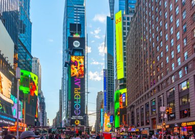 New York, ABD - 05 Ekim 2024: Dünyaca ünlü Times Meydanı kalabalığı
