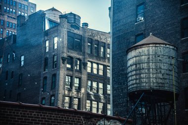 Manhattan 'ın merkezinde eski bir su tankı. New York City, ABD