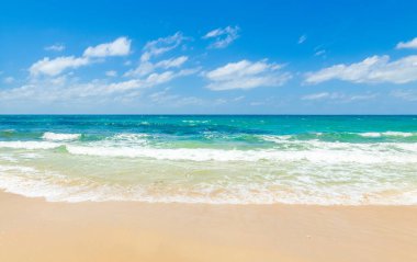 Seyşeller, Hint Okyanusu, Afrika 'da tropikal bir plajda altın kum ve turkuaz deniz