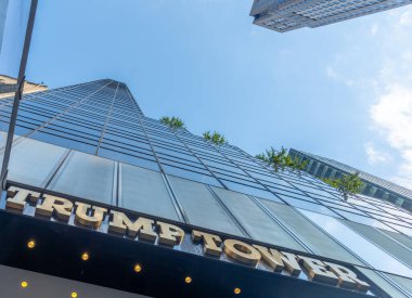 New York, ABD - 07 Ekim 2024: Manhattan 'da 5. caddede ünlü Trump Tower tabelası