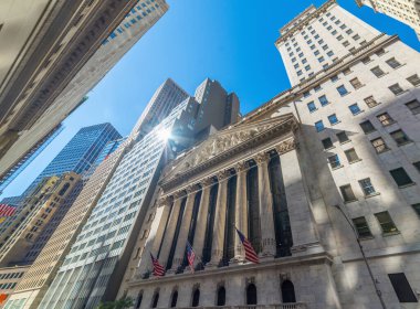 Manhattan 'ın aşağısındaki Wall Street Borsası parlayan güneşin altında. New York City, ABD