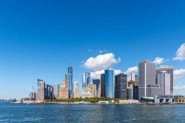 Manhattan 'ın alt ufuk çizgisi sudan görünüyor. New York City, ABD