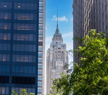 Güneşli bir günde Manhattan 'daki modern ve eski gökdelenler. New York City, ABD
