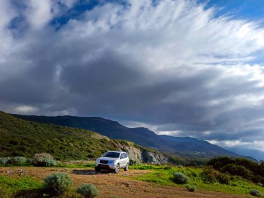 Kırsal kesimde büyük gri bir bulutun altında. Macera konsepti