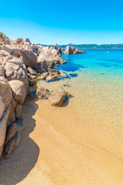Costa Smeralda 'da kayalar, kum ve turkuaz suyu olan bir plaj. Sardunya, İtalya