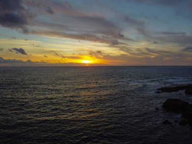 Alacakaranlıkta denizin üzerinde renkli bir gökyüzü. Sardunya, İtalya