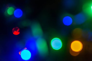 Bokeh efektli koyu arkaplanda yuvarlak ışıklar