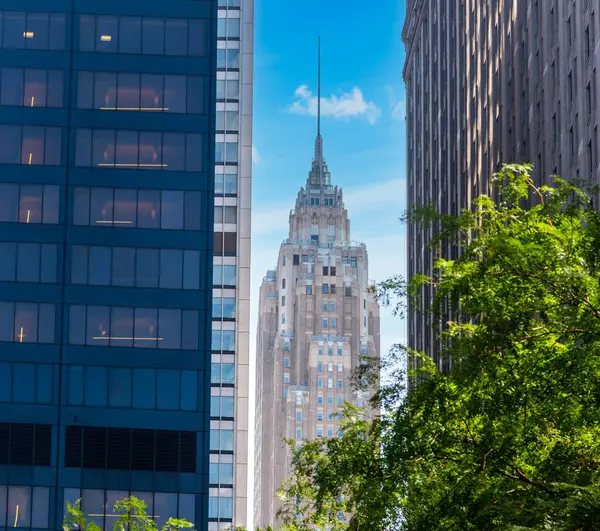 Güneşli bir günde Manhattan 'daki modern ve eski gökdelenler. New York City, ABD