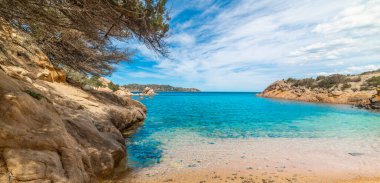 İtalya, Sardunya 'da küçük bir koyda kayalar ve mavi su