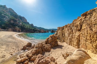 Kosta Paradiso 'da portakal taşları ve mavi su. Sardunya, İtalya