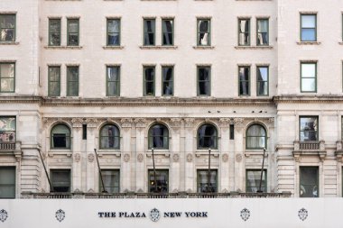 New York, ABD - 06 Ekim 2024: New York 'taki Plaza Otel cephesi