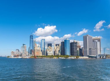 Manhattan 'ın aşağısında mavi gökyüzü. New York City, ABD