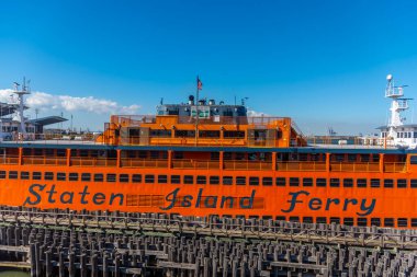 New York, ABD - 06 Ekim 2024: Staten Island Feribotu mavi gökyüzünün altında