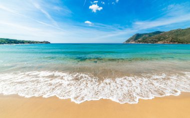 İtalya, Sardunya 'da bir sahilde altın kum ve turkuaz su