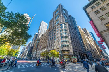 New York, ABD - 08 Ekim 2024: Güneşli bir günde Manhattan 'da şehir hayatı