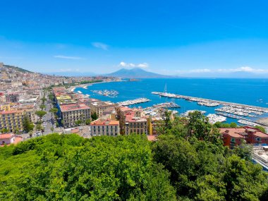 Napoli şehri baharda mavi bir gökyüzü altında, İtalya