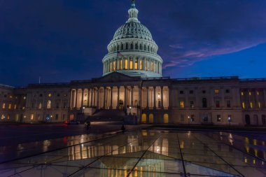 Gün batımında mavi gökyüzünün altında Birleşik Devletler Kongre Binası. Washington DC, ABD