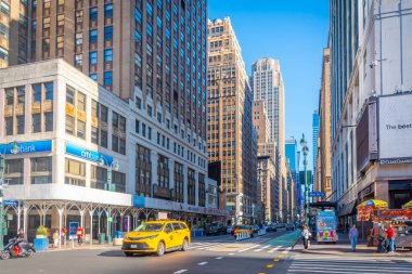 New York, ABD - 06 Ekim 2024: Manhattan şehir merkezinde güneşli bir günde kavşak