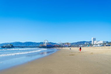 Açık bir günde Santa Monica plajındaki insanlar. Los Angeles, Kaliforniya, ABD