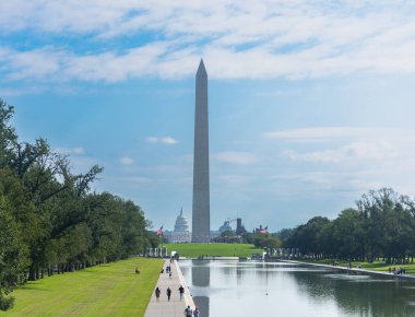Önünde Lincoln Anıtı Yansımalı Havuz ve arkasında Birleşik Devletler Kongre Binası olan Washington Anıtı. National Mall, Washington DC, ABD
