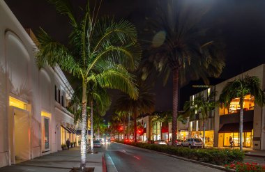 Geceleri Beverly Hills 'te dünyaca ünlü Rodeo Drive. Los Angeles, Kaliforniya, ABD