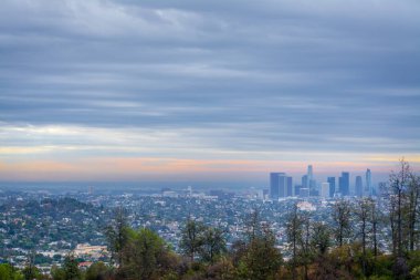Gri gökyüzünün altında gün batımında Los Angeles. Kaliforniya, ABD