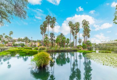 Bulutlu mavi gökyüzünün altında Echo Park Gölü. Los Angeles, Kaliforniya, ABD