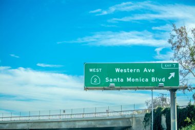 Batı Bulvarı ve Santa Monica Bulvarı çıkış tabelası Los Angeles 'ta. Kaliforniya, ABD