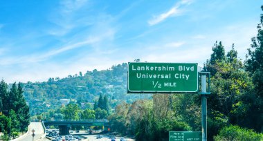 Lankershim Bulvarı ve Los Angeles 'taki Universal City çıkış tabelası. Kaliforniya, ABD
